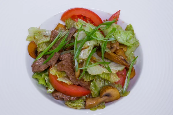 Salada quente com vitela e cogumelos assados — Fotografia de Stock