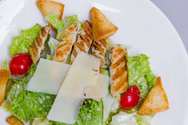 Salada Caesar com frango grelhado, tomate cereja, croutons — Fotografia de Stock