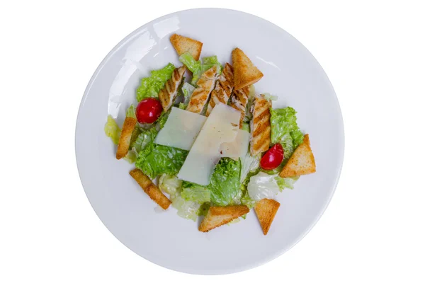Salada Caesar com frango grelhado, tomate cereja, vista superior, isolado, caminho de recorte — Fotografia de Stock