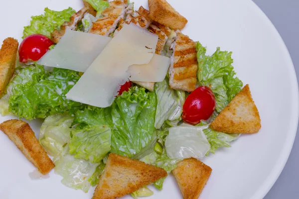 Salada Caesar com frango grelhado, tomate cereja, croutons — Fotografia de Stock