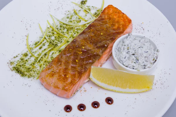 Salmão grelhado com limão e molho de creme azedo — Fotografia de Stock