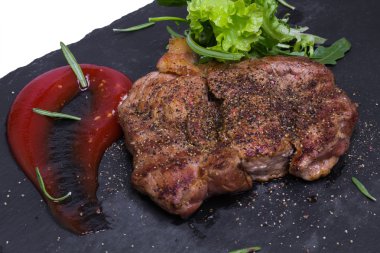 Sebze ve domates sosu, closeup ile domuz eti biftek