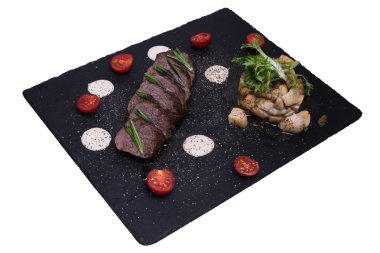 Dana biftek üzerine beyaz izole porcini mantar ile