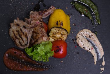 Izgara dana pirzola kemikte, üstten görünüm