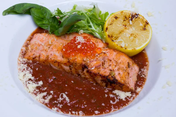 Salmão em molho de tomate vermelho com caviar — Fotografia de Stock