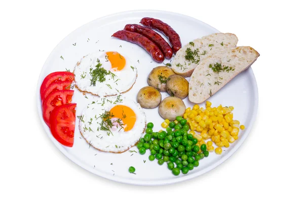 Pełne śniadanie z jajecznicą i kiełbaski, na białym tle ze ścieżką przycinającą — Zdjęcie stockowe