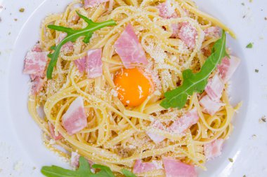 İtalyan makarna Carbonara pastırma ile