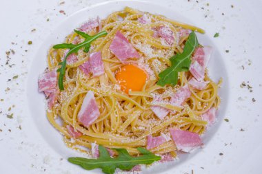 İtalyan makarna Carbonara pastırma ile