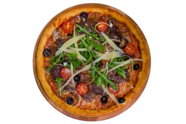 Pizza izole ızgara dana eti ve parmesan peyniri ile