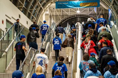 Blue Jays taraftarlarının maçtan önce Skywalk 'ta yürüyüşleri. Toronto, Kanada - 20 Ekim 2025.