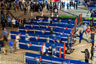 Blue Jays maçından önce Rogers Center 'a giren taraftarların görüntüsü. Toronto, Kanada - 20 Ekim 2025.