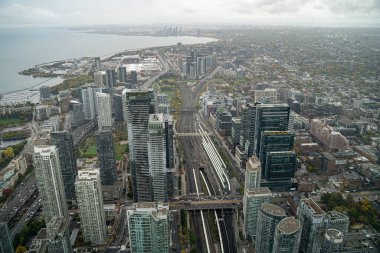 Toronto şehir merkezinin gökyüzü manzarası. Toronto, Kanada - 22 Ekim 2025.