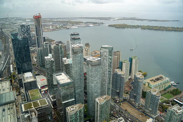 Toronto şehir merkezinin gökyüzü manzarası. Toronto, Kanada - 22 Ekim 2025.
