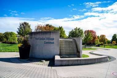 Scarborough 'daki Port Union Village Parkı manzarası. Toronto, Kanada - 13 Ekim 2025.