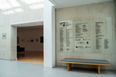 Oshawa 'daki Robert McLaughlin Galerisi' nin iç manzarası. Oshawa, Kanada - 26 Ekim 2025.