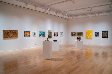 Oshawa 'daki Robert McLaughlin Galerisi' nin iç manzarası. Oshawa, Kanada - 26 Ekim 2025.