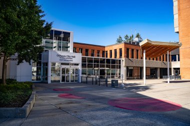 Oshawa Belediye Binası manzarası. Oshawa, Kanada - 26 Ekim 2025.