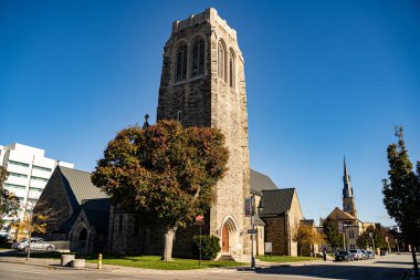 Oshawa şehir merkezinin manzarası. Oshawa, Kanada - 26 Ekim 2025.