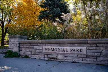 Oshawa şehir merkezindeki Memorial Park manzarası. Oshawa, Kanada - 26 Ekim 2025.