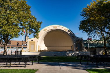 Oshawa şehir merkezindeki Memorial Park manzarası. Oshawa, Kanada - 26 Ekim 2025.