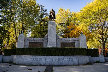 Oshawa Anıtı 'ndaki Unutulmamış Anıt Bahçesi manzarası. Oshawa, Kanada - 26 Ekim 2025.