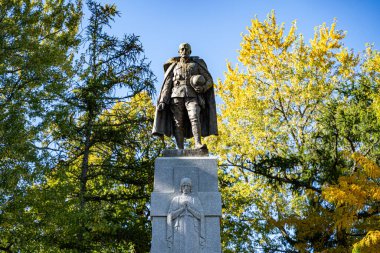 Oshawa Anıtı 'ndaki Unutulmamış Anıt Bahçesi manzarası. Oshawa, Kanada - 26 Ekim 2025.