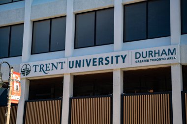 Trent Üniversitesi Durham binasının manzarası. Oshawa, Kanada - 26 Ekim 2025.