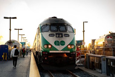 Gün batımında GO treninin istasyondaki görüntüsü. Oshawa, Kanada - 26 Ekim 2025.