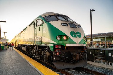 Gün batımında GO treninin istasyondaki görüntüsü. Oshawa, Kanada - 26 Ekim 2025.