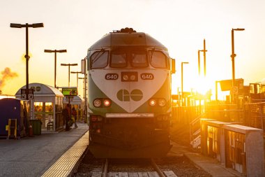 Gün batımında GO treninin istasyondaki görüntüsü. Oshawa, Kanada - 26 Ekim 2025.