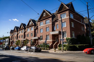 Toronto 'nun Beaches mahallesindeki Queen Street East manzarası. Toronto, Kanada - 16 Ekim 2025.