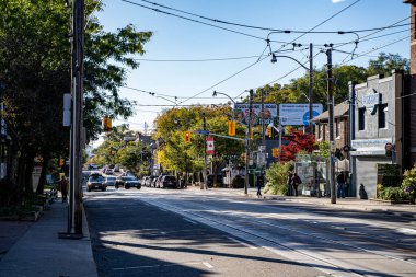 Toronto 'nun Beaches mahallesindeki Queen Street East manzarası. Toronto, Kanada - 16 Ekim 2025.