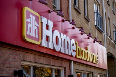 Ev Hırdavat Dükkanı tabelasının görüntüsü. Toronto, Kanada - 16 Ekim 2025.