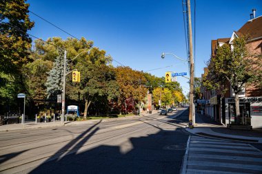 Toronto 'nun Beaches mahallesindeki Queen Street East manzarası. Toronto, Kanada - 16 Ekim 2025.