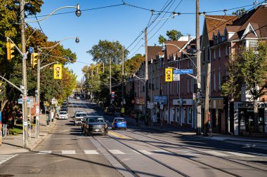 Toronto 'nun Beaches mahallesindeki Queen Street East manzarası. Toronto, Kanada - 16 Ekim 2025.