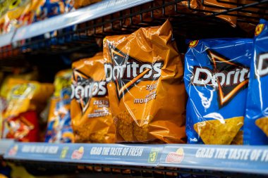 Dükkandaki Doritos cips paketlerinin yakın görüntüsü. Toronto, Kanada - 18 Eylül 2025.