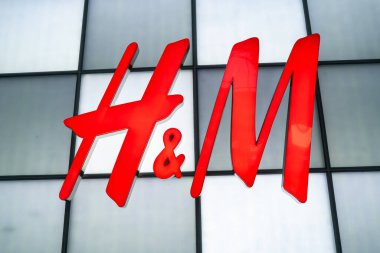 H ve M mağazasının logosu binanın dış tarafında. Toronto, Kanada - 18 Eylül 2025.