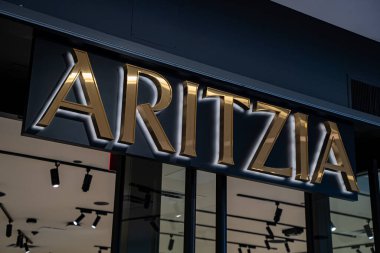 Mağaza vitrininde altın harflerle Aritzia mağaza tabelası. Toronto, Kanada - 18 Eylül 2025.