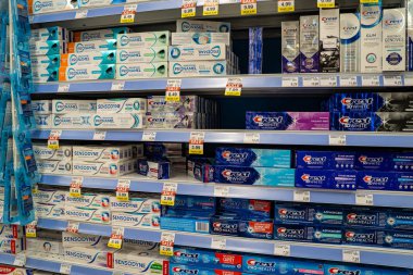 Eczane rafında çeşitli diş macunları sergileniyor. Toronto, Kanada - 18 Eylül 2025.