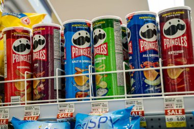 Marketteki çeşitli aromalı Pringles cipsleri. Toronto, Kanada - 18 Eylül 2025.