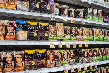 Mağaza raflarında çeşitli Garnier ve Clairol saç boyası kutuları sergileniyor. Toronto, Kanada - 18 Eylül 2025.