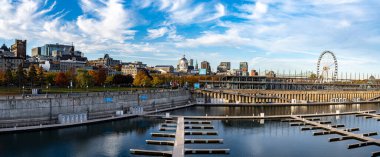 Eski Montreal liman binalarının panoramik manzarası ve sonbaharda ufuk çizgisi. Montreal, Kanada - 29 Ekim 2025.