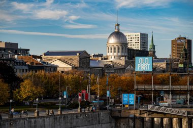 Montreal 'deki Bonsecours Market Kubbesi ve Old Port tabelası. Montreal, Kanada - 29 Ekim 2025.