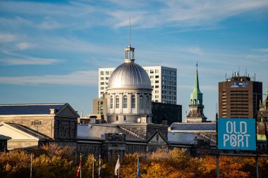 Montreal 'deki Bonsecours Market Kubbesi ve Old Port tabelası. Montreal, Kanada - 29 Ekim 2025.