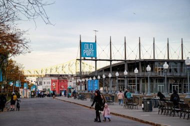 La Grande Roue ile Montreal 'in Eski Limanı' nın manzarası ve yürüyen insanlar. Montreal, Kanada - 29 Ekim 2025.
