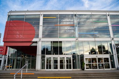 Old Port 'taki Montreal Bilim Merkezi binasının manzarası. Montreal, Kanada - 29 Ekim 2025.