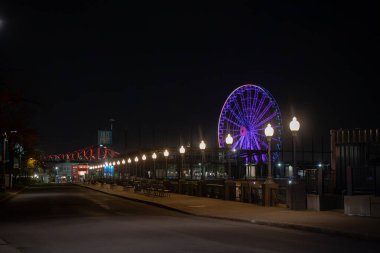 Montreal 'in eski limanının gece görüşü şehir ışıklarıyla dolu. Montreal, Kanada - 29 Ekim 2025.