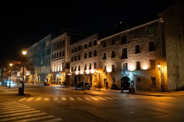 Aydınlatılmış binalarla eski Montreal tarihi bölgesinin gece manzarası. Montreal, Kanada - 29 Ekim 2025.