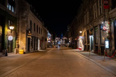 Aydınlatılmış binalarla eski Montreal tarihi bölgesinin gece manzarası. Montreal, Kanada - 29 Ekim 2025.