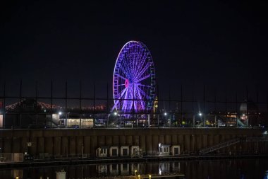 La Grande Roue ile Montreal 'in eski limanının gece manzarası. Montreal, Kanada - 29 Ekim 2025.